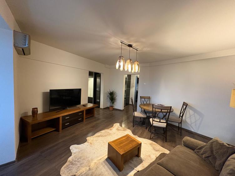 Apartament cu 3 camere semidecomandat în Tineretului