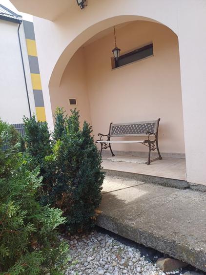 Casă cu 4 camere cu Garaj în Rediu