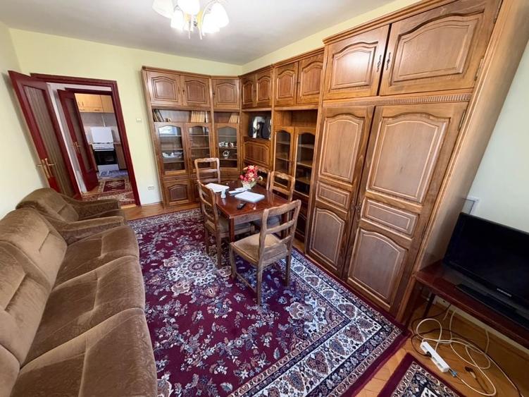 Apartament cu 3 camere decomandat în Central