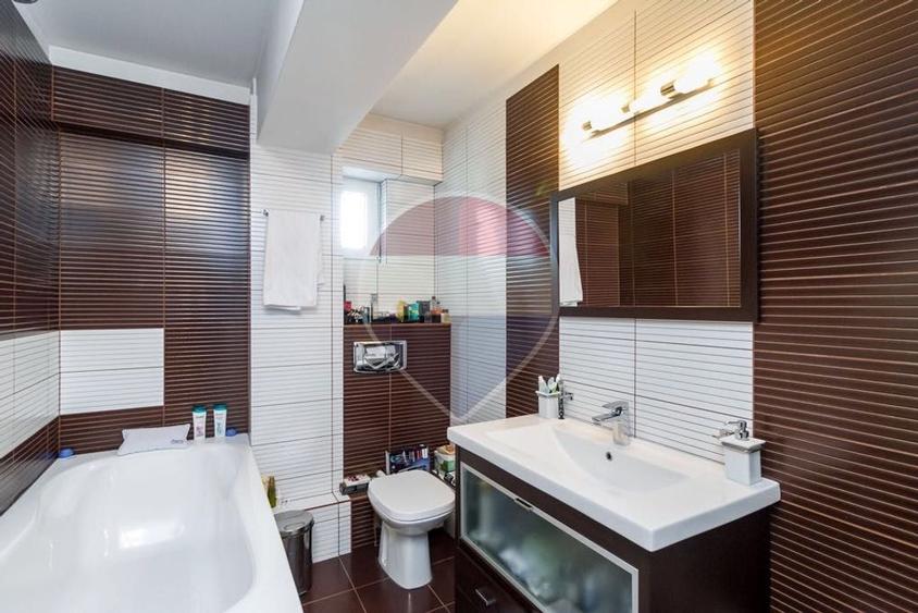 Apartament cu 6 camere semidecomandat, mobilat în Apărătorii Patriei