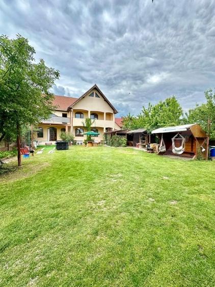 Casă individuală cu 8 camere cu Canalizare în Micești