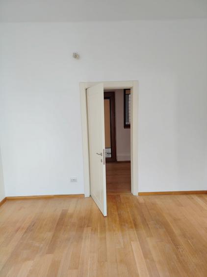 Apartament cu 6 camere decomandat, mobilat în Victoriei