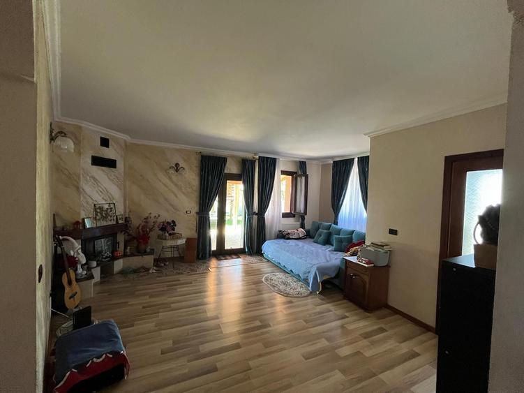 Casă cu 4 camere în Cotu Vameș