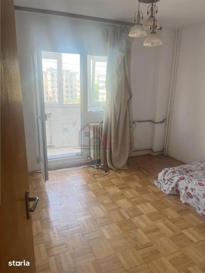 Apartament cu 4 camere decomandat în Tei