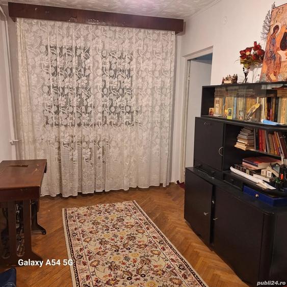 Apartament cu 3 camere semidecomandat în Aluniș