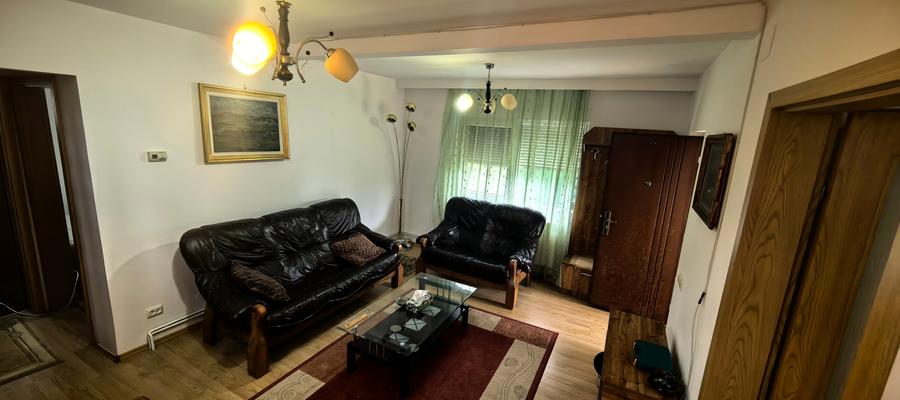 Casă individuală cu 5 camere cu Teren 891 Mp în Central