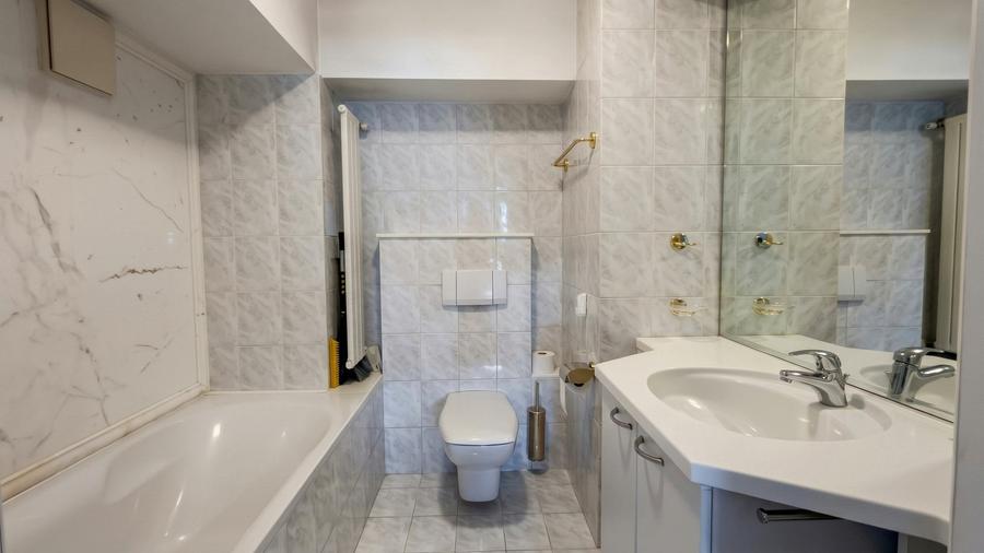 Penthouse cu 4 camere semidecomandat în P-ța Unirii