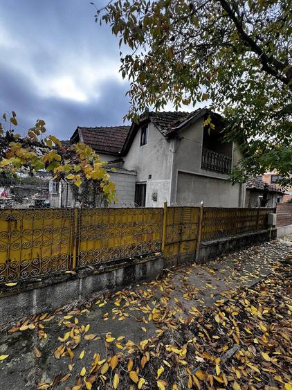 Casă cu 4 camere cu Teren 488 Mp în Plopi