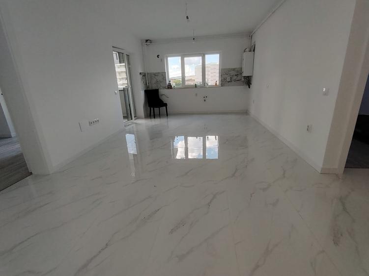 Apartament cu 3 camere semidecomandat în Florești