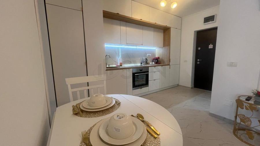 Apartament cu 3 camere semidecomandat, mobilat în Tineretului