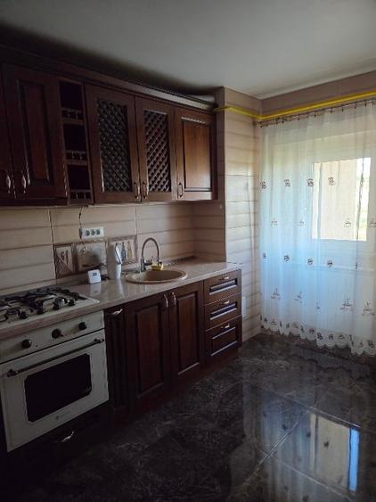 Apartament cu 3 camere decomandat, mobilat în Nicolina