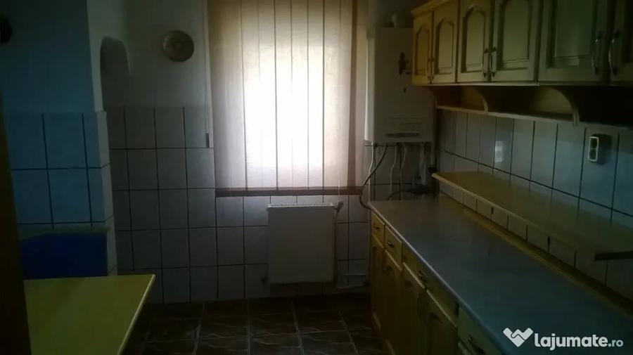 Apartament cu 4 camere decomandat în Central
