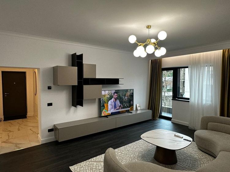 Apartament cu 3 camere decomandat, mobilat în Primăverii