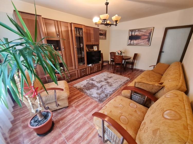 Apartament cu 3 camere decomandat, mobilat în Casa de Cultură