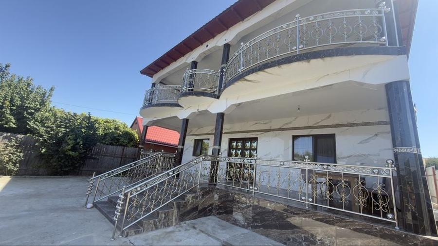 Casă cu 4 camere în Lumina