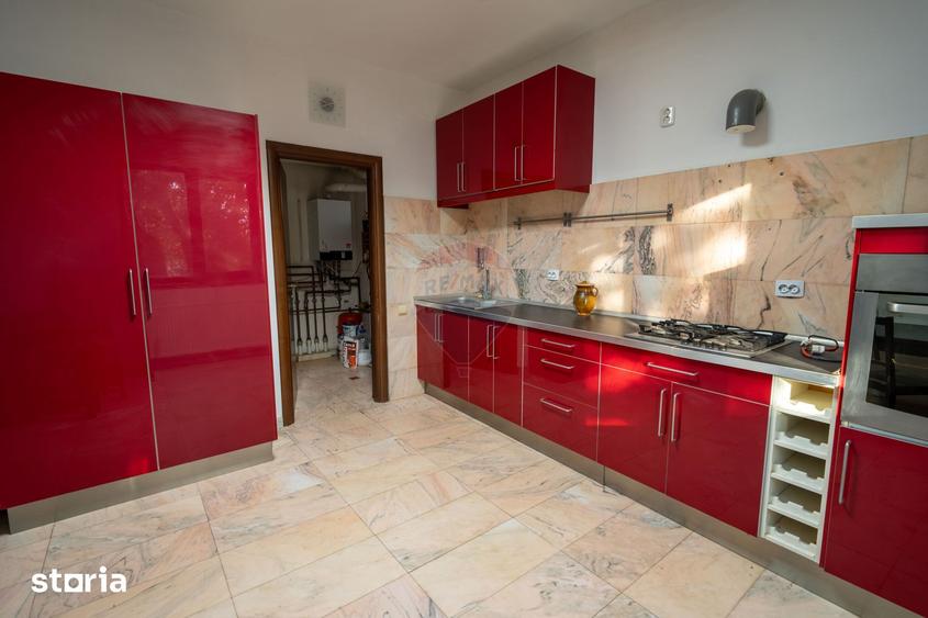 Casă cu 5 camere cu Teren 500 Mp în Brănești