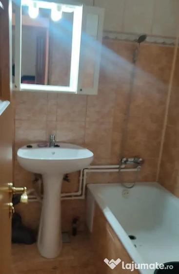 Apartament cu 2 camere decomandat în Piața Centrală