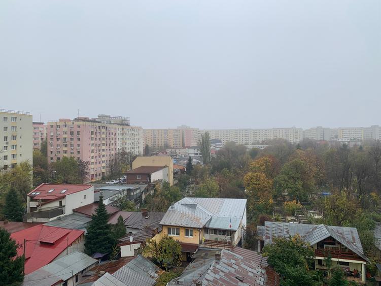 Apartament cu 4 camere decomandat în Tei