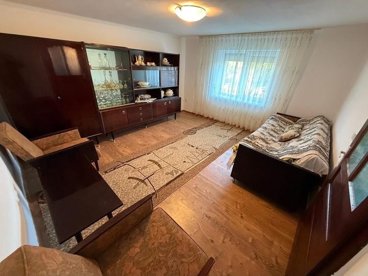 Casă cu 3 camere cu Teren 3300 Mp în Central