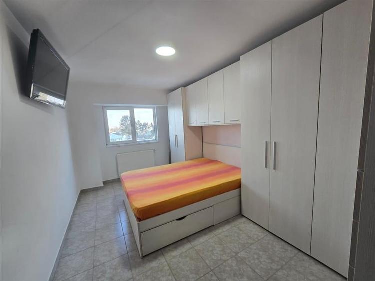Apartament cu 3 camere decomandat, mobilat în Exterior Est