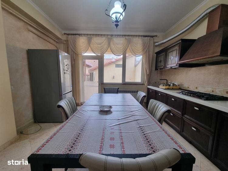 Casă cu 4 camere cu Teren 250 Mp în Central