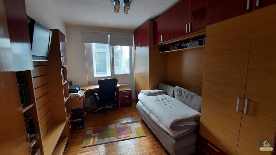 Apartament cu 3 camere decomandat în Drumul Taberei