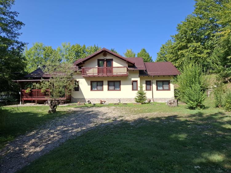 Casă cu 6 camere cu Teren 2267 Mp în Iedera de Sus