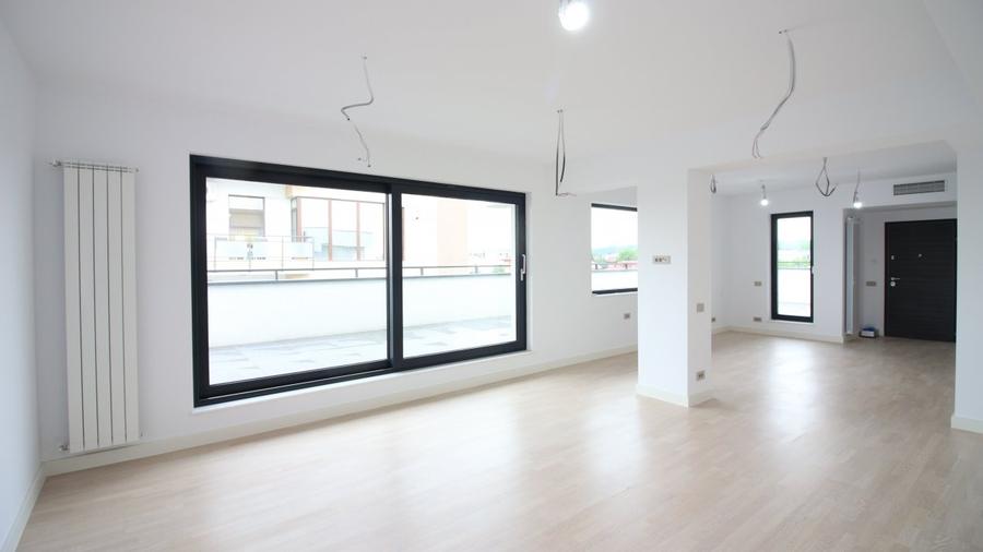 Penthouse cu 4 camere semidecomandat în Băneasa