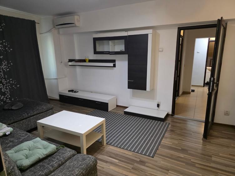 Apartament cu 3 camere semidecomandat în Berceni