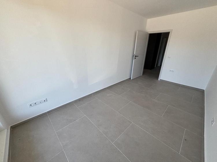 Apartament cu 3 camere decomandat în Exterior Vest