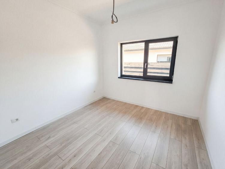 Casă cu 4 camere în Breazu