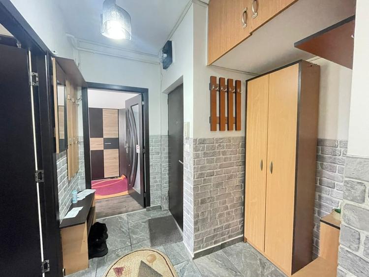Apartament cu 3 camere semidecomandat, mobilat în Podu Roș