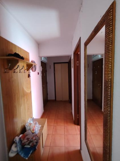 Apartament cu 3 camere semidecomandat în Tineretului