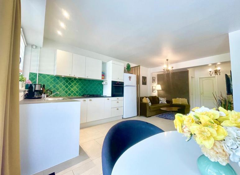 Apartament cu 3 camere decomandat, mobilat în Central