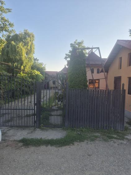 Casă cu 4 camere în Costești