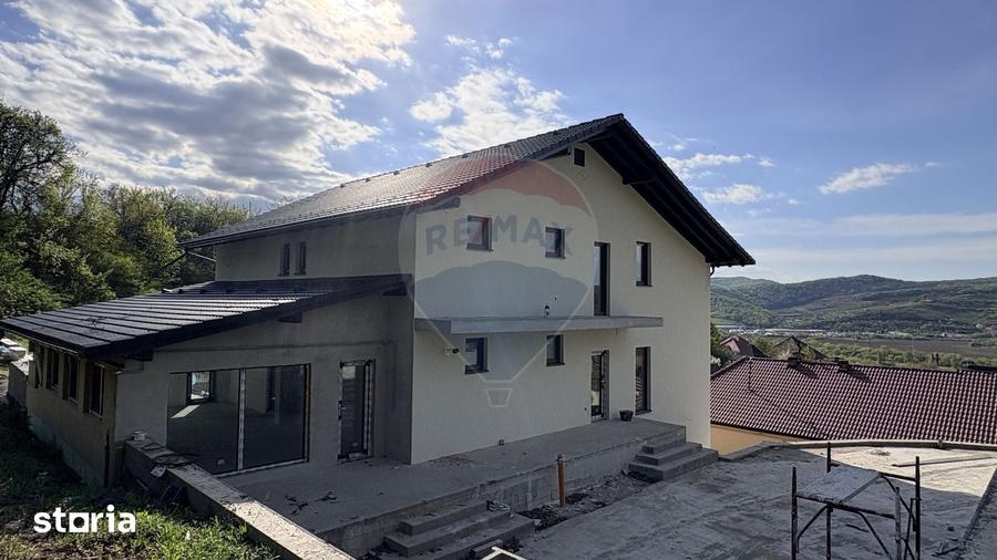 Casă cu 6 camere cu Teren 822 Mp în Central