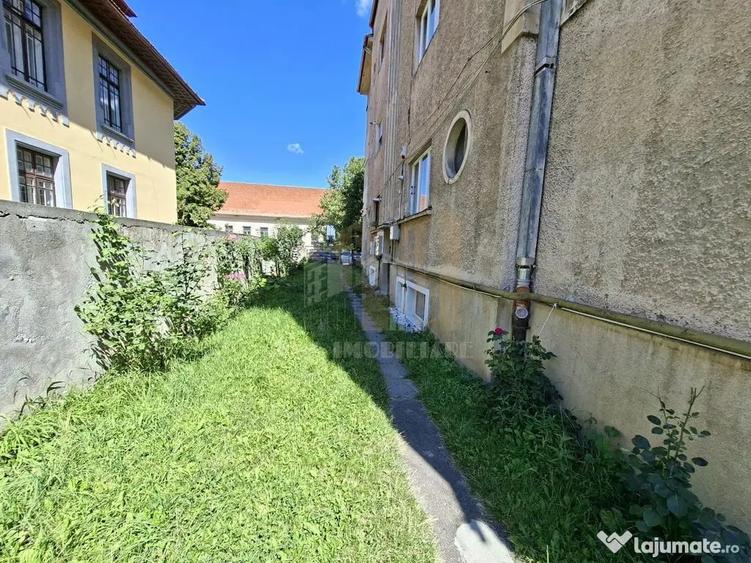 Apartament cu 3 camere semidecomandat în Schei