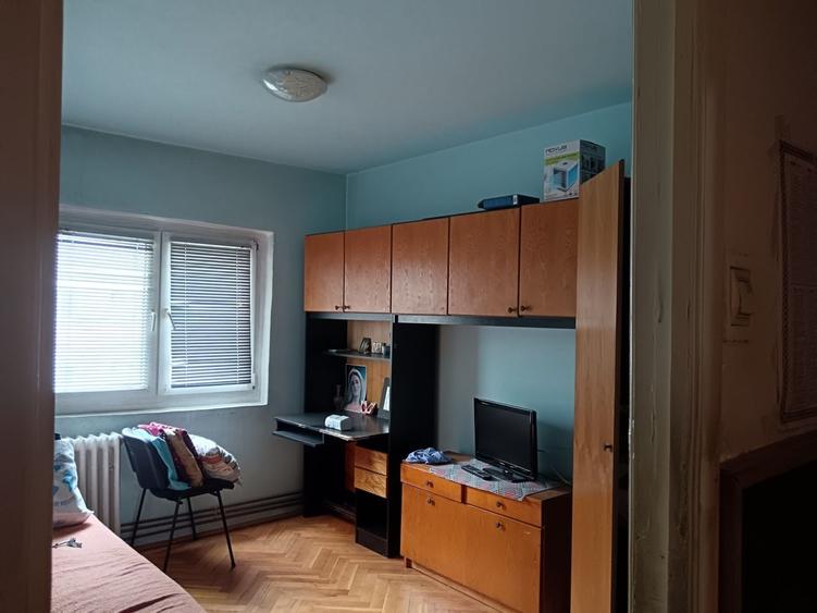 Apartament cu 4 camere decomandat în Dâmbovița