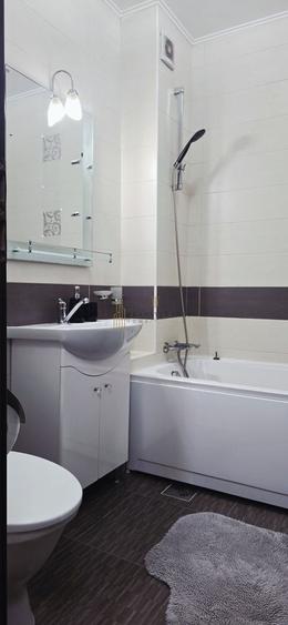 Apartament cu 3 camere semidecomandat, mobilat în Calea Dumbrăvii