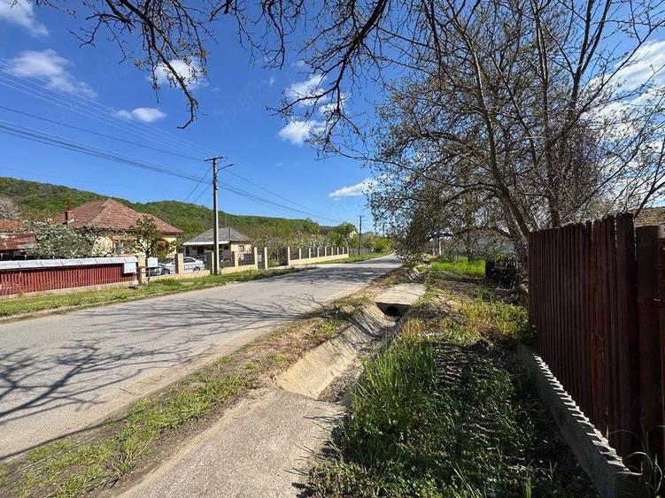 Teren de 2300 mp, în Izvoarele