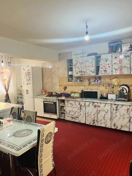 Casă cu 6 camere cu Teren 210 Mp în Obor