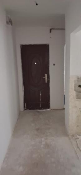 Apartament cu 3 camere semidecomandat în Astra