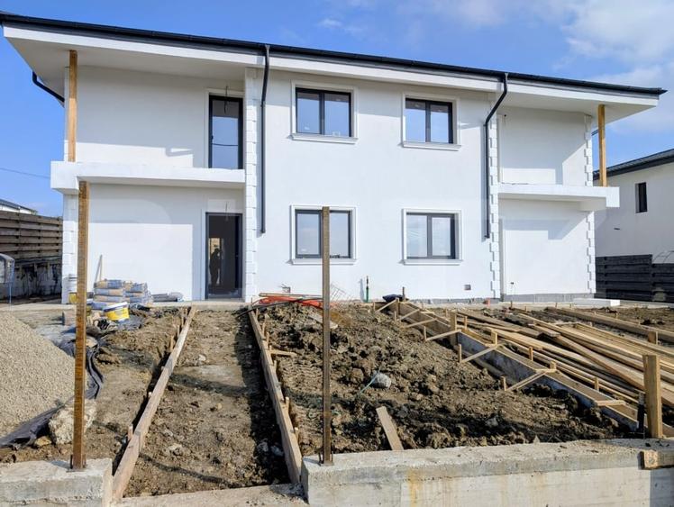 Duplex cu 4 camere cu Canalizare în Miroslava