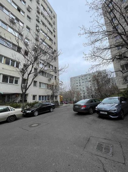 Apartament cu 3 camere decomandat în Vitan