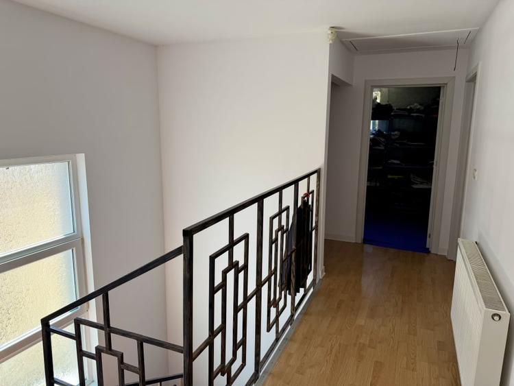 Casă individuală cu 4 camere cu Garaj în Petrești