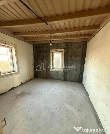 Casă cu 3 camere cu Teren 900 Mp în Central