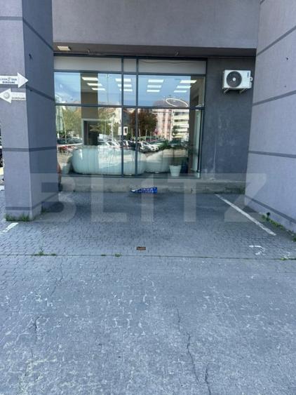Apartament cu 3 camere semidecomandat în Independenței
