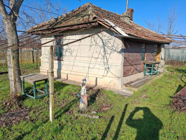 Casă cu 2 camere în Ion Roată