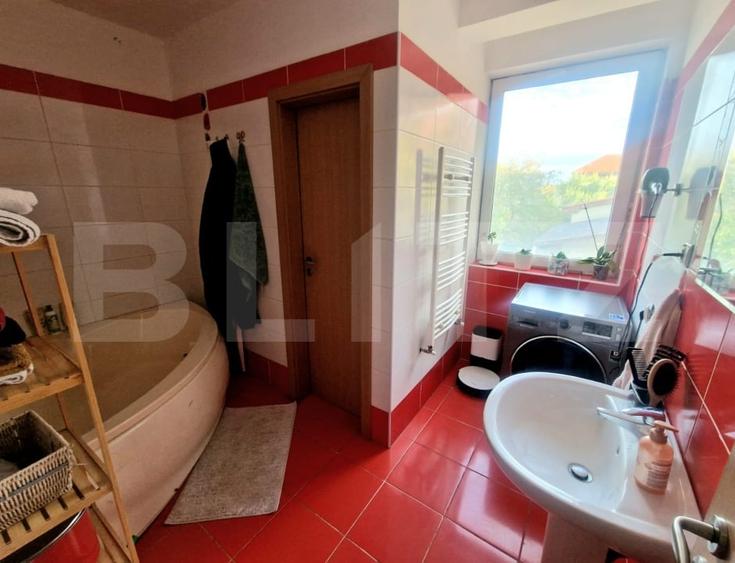 Apartament cu 3 camere semidecomandat, mobilat în Dumbrăvița