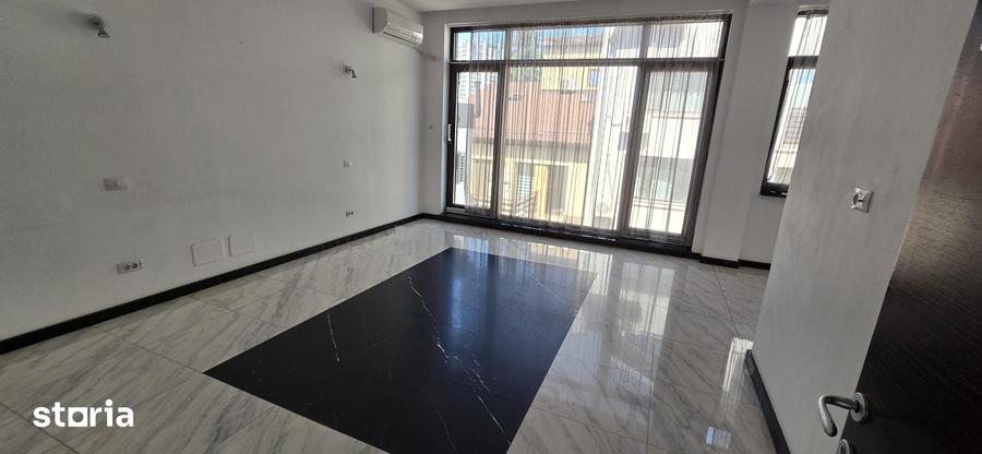Spațiu comercial, de 400 mp, în Tei